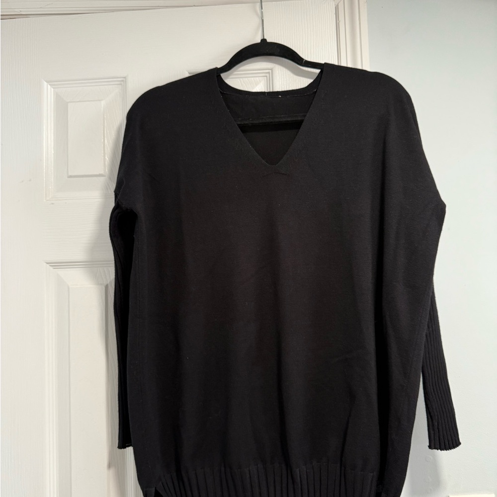 Black V-Neck Sweater with Relaxed Fit and Ribbed Sleeves - Picture 4 of 9